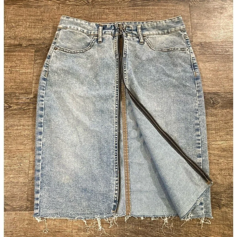 Wild Fable Women's Denim Blue Jean Front Zip Skirt Raw Hem Retro 90’s Size 6 - Picture 5 of 8